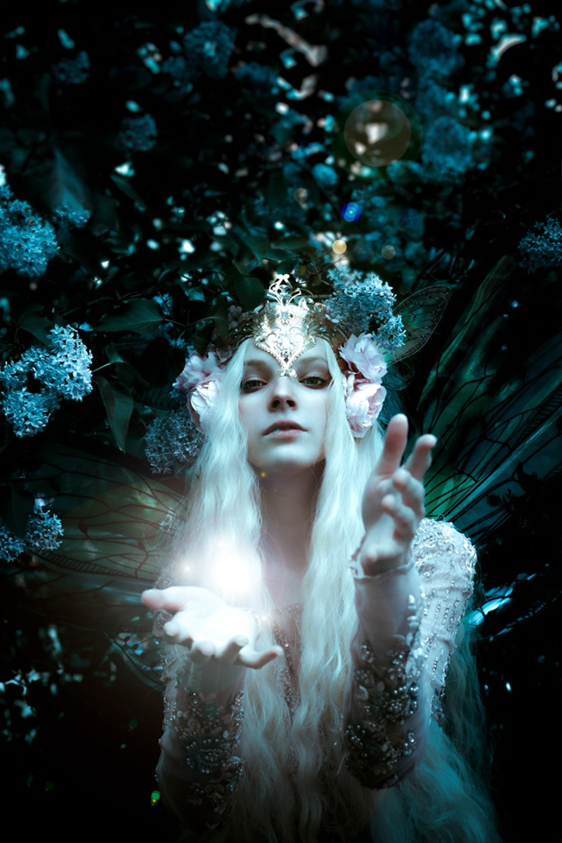 Творчество владимирского фотографа Алины Филатовой будничным не назовешь. В ее снимках перекликаются мистика, мрачная эстетика, фэшн, но есть и более спокойные съемки: исторические, самобытные. Несколько из последних ярких костюмированных работ позволили их автору попасть в топ в номинации конкурса 35AWARDS.