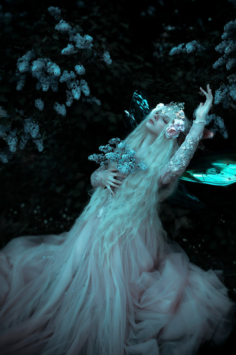 Творчество владимирского фотографа Алины Филатовой будничным не назовешь. В ее снимках перекликаются мистика, мрачная эстетика, фэшн, но есть и более спокойные съемки: исторические, самобытные. Несколько из последних ярких костюмированных работ позволили их автору попасть в топ в номинации конкурса 35AWARDS.