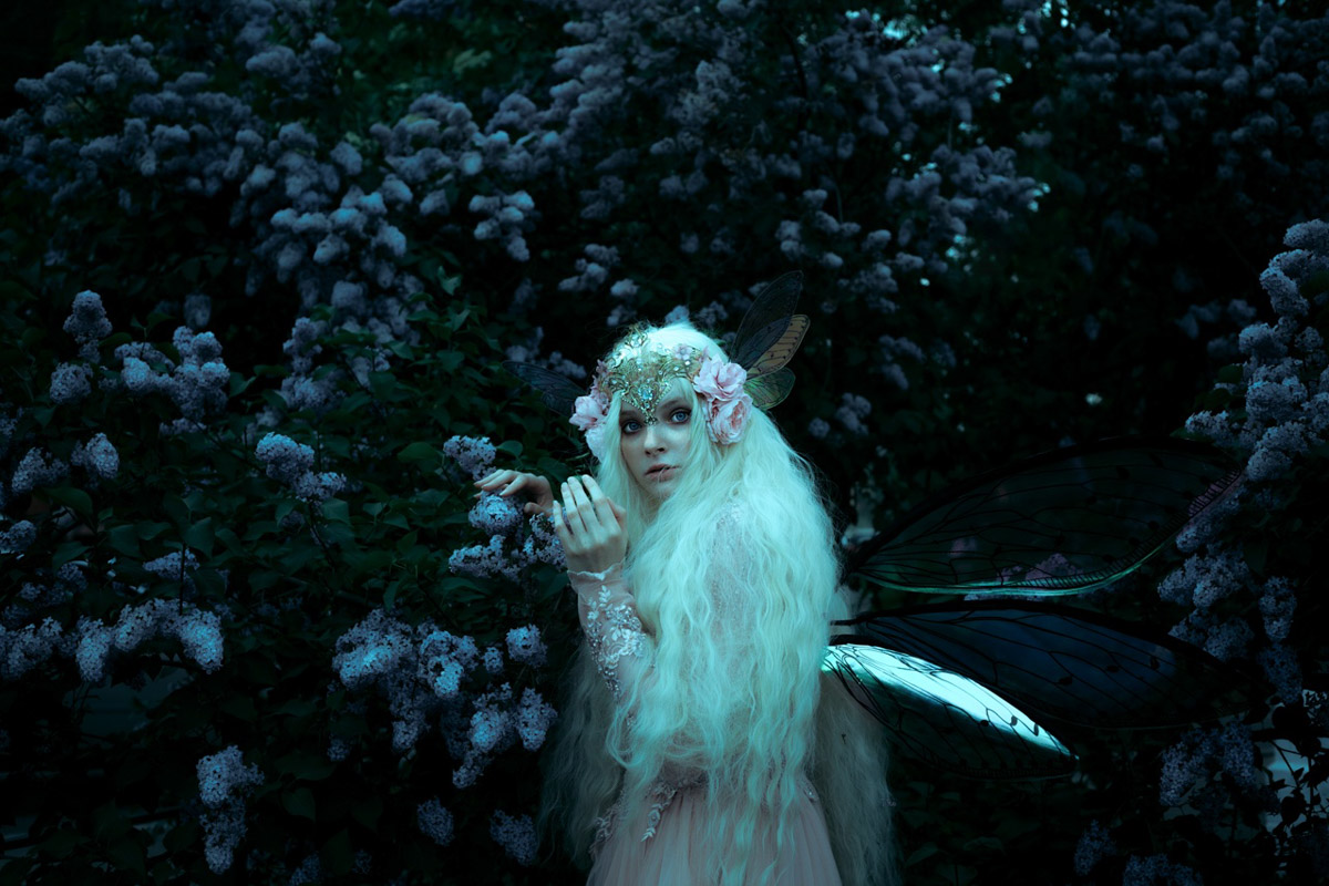 Творчество владимирского фотографа Алины Филатовой будничным не назовешь. В ее снимках перекликаются мистика, мрачная эстетика, фэшн, но есть и более спокойные съемки: исторические, самобытные. Несколько из последних ярких костюмированных работ позволили их автору попасть в топ в номинации конкурса 35AWARDS.