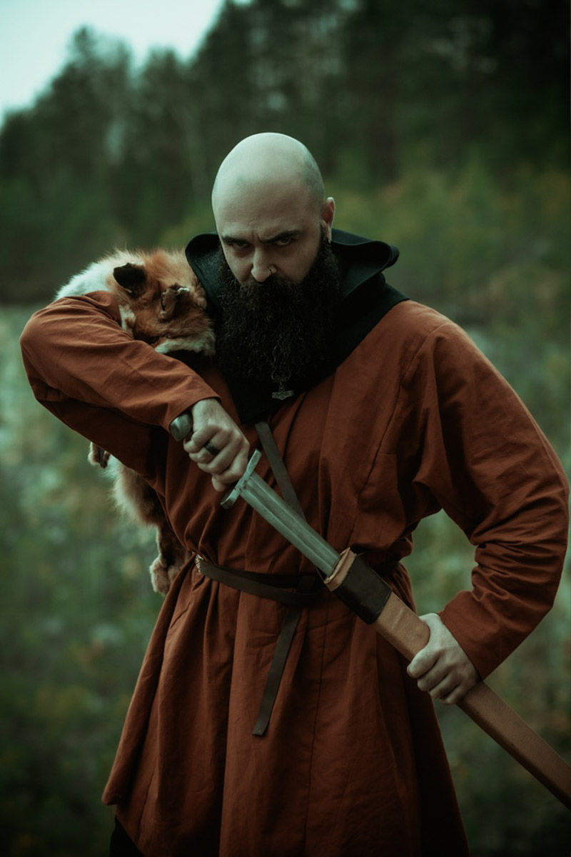 Творчество владимирского фотографа Алины Филатовой будничным не назовешь. В ее снимках перекликаются мистика, мрачная эстетика, фэшн, но есть и более спокойные съемки: исторические, самобытные. Несколько из последних ярких костюмированных работ позволили их автору попасть в топ в номинации конкурса 35AWARDS.