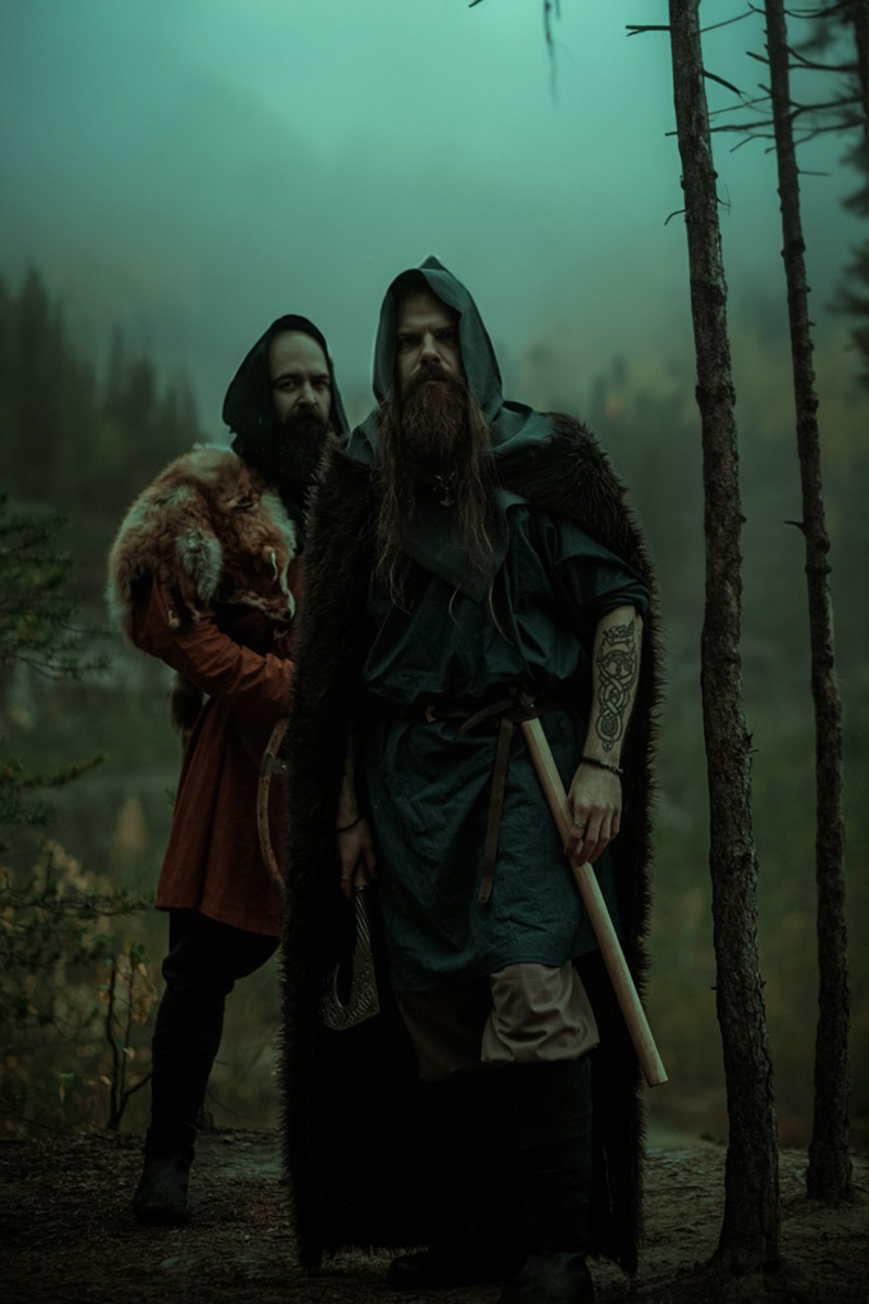 Творчество владимирского фотографа Алины Филатовой будничным не назовешь. В ее снимках перекликаются мистика, мрачная эстетика, фэшн, но есть и более спокойные съемки: исторические, самобытные. Несколько из последних ярких костюмированных работ позволили их автору попасть в топ в номинации конкурса 35AWARDS.