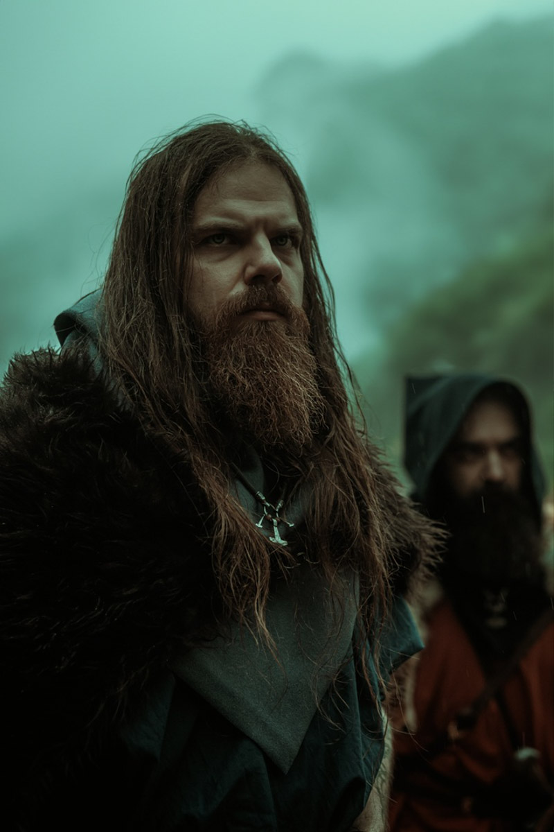 Творчество владимирского фотографа Алины Филатовой будничным не назовешь. В ее снимках перекликаются мистика, мрачная эстетика, фэшн, но есть и более спокойные съемки: исторические, самобытные. Несколько из последних ярких костюмированных работ позволили их автору попасть в топ в номинации конкурса 35AWARDS.