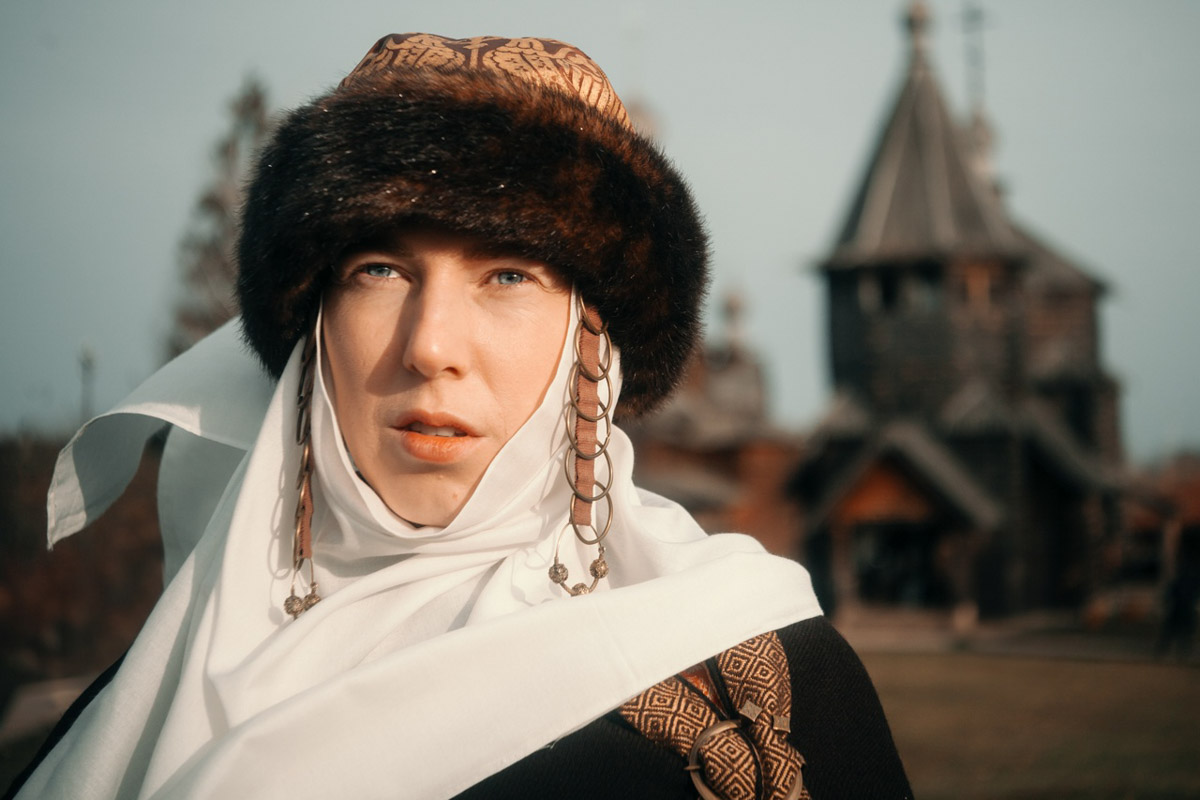 Творчество владимирского фотографа Алины Филатовой будничным не назовешь. В ее снимках перекликаются мистика, мрачная эстетика, фэшн, но есть и более спокойные съемки: исторические, самобытные. Несколько из последних ярких костюмированных работ позволили их автору попасть в топ в номинации конкурса 35AWARDS.