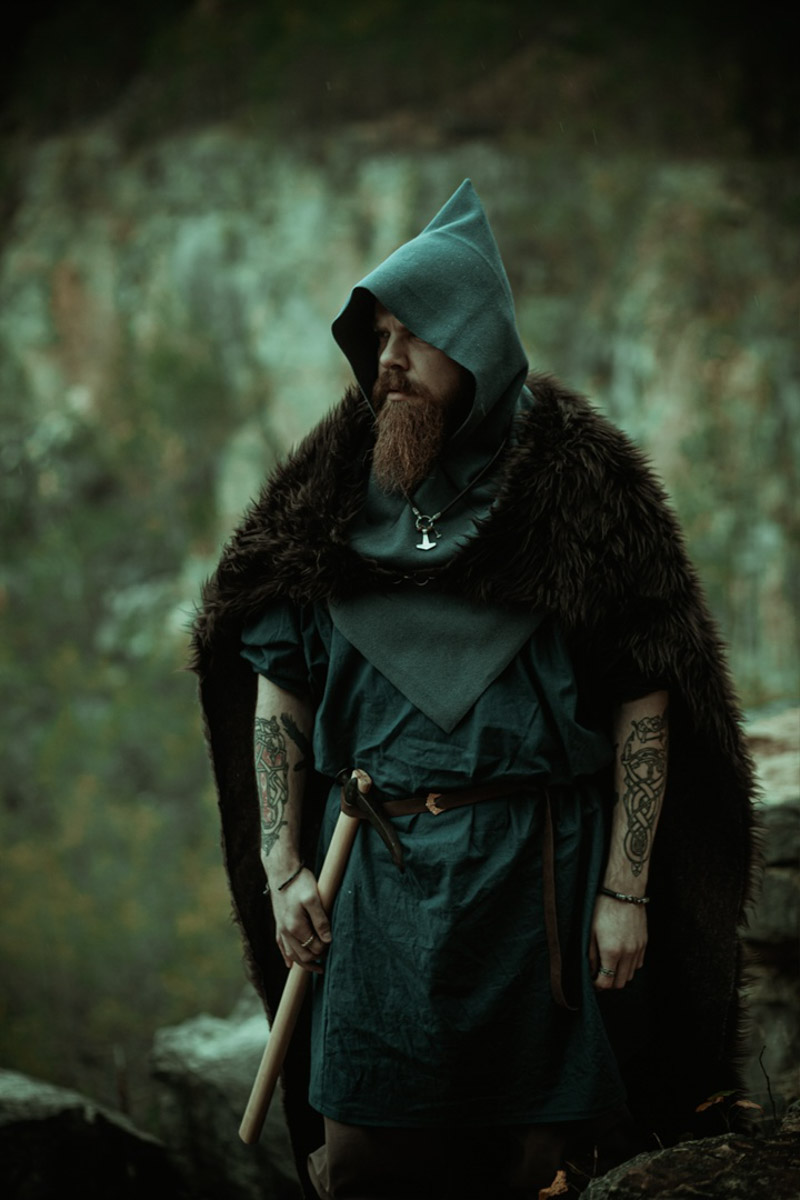 Творчество владимирского фотографа Алины Филатовой будничным не назовешь. В ее снимках перекликаются мистика, мрачная эстетика, фэшн, но есть и более спокойные съемки: исторические, самобытные. Несколько из последних ярких костюмированных работ позволили их автору попасть в топ в номинации конкурса 35AWARDS.