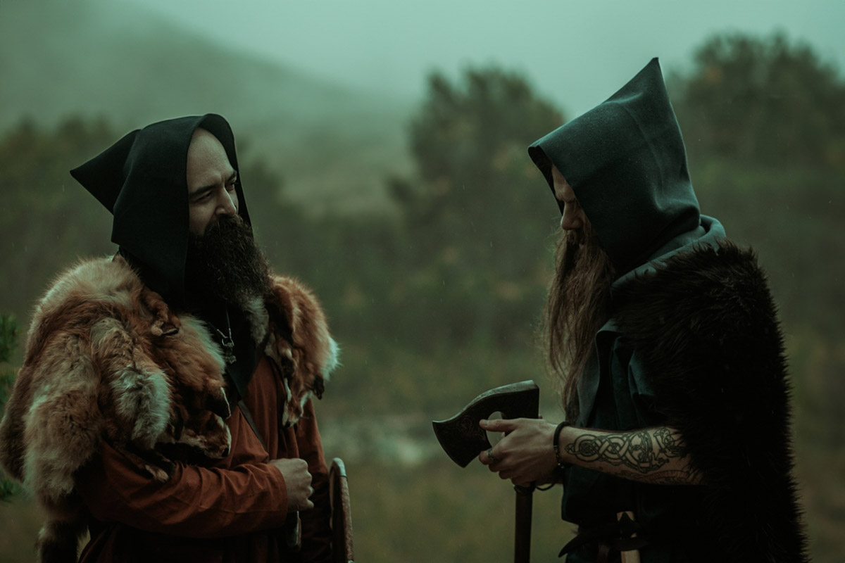 Творчество владимирского фотографа Алины Филатовой будничным не назовешь. В ее снимках перекликаются мистика, мрачная эстетика, фэшн, но есть и более спокойные съемки: исторические, самобытные. Несколько из последних ярких костюмированных работ позволили их автору попасть в топ в номинации конкурса 35AWARDS.