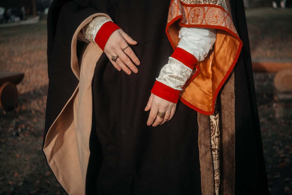 Творчество владимирского фотографа Алины Филатовой будничным не назовешь. В ее снимках перекликаются мистика, мрачная эстетика, фэшн, но есть и более спокойные съемки: исторические, самобытные. Несколько из последних ярких костюмированных работ позволили их автору попасть в топ в номинации конкурса 35AWARDS.