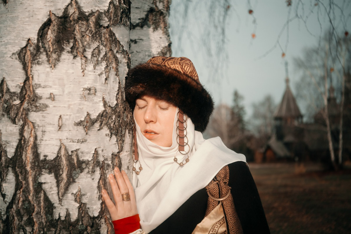 Творчество владимирского фотографа Алины Филатовой будничным не назовешь. В ее снимках перекликаются мистика, мрачная эстетика, фэшн, но есть и более спокойные съемки: исторические, самобытные. Несколько из последних ярких костюмированных работ позволили их автору попасть в топ в номинации конкурса 35AWARDS.