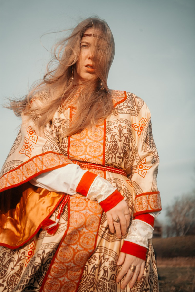 Творчество владимирского фотографа Алины Филатовой будничным не назовешь. В ее снимках перекликаются мистика, мрачная эстетика, фэшн, но есть и более спокойные съемки: исторические, самобытные. Несколько из последних ярких костюмированных работ позволили их автору попасть в топ в номинации конкурса 35AWARDS.