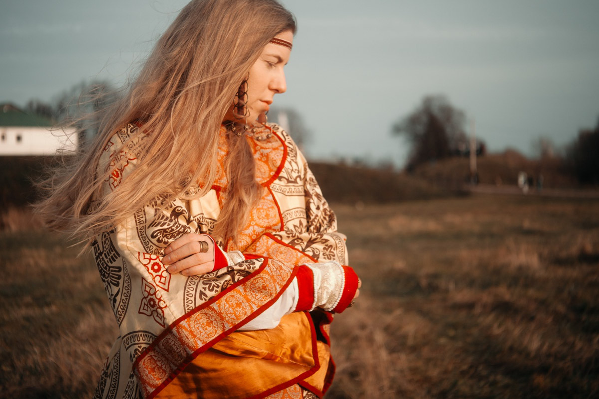 Творчество владимирского фотографа Алины Филатовой будничным не назовешь. В ее снимках перекликаются мистика, мрачная эстетика, фэшн, но есть и более спокойные съемки: исторические, самобытные. Несколько из последних ярких костюмированных работ позволили их автору попасть в топ в номинации конкурса 35AWARDS.