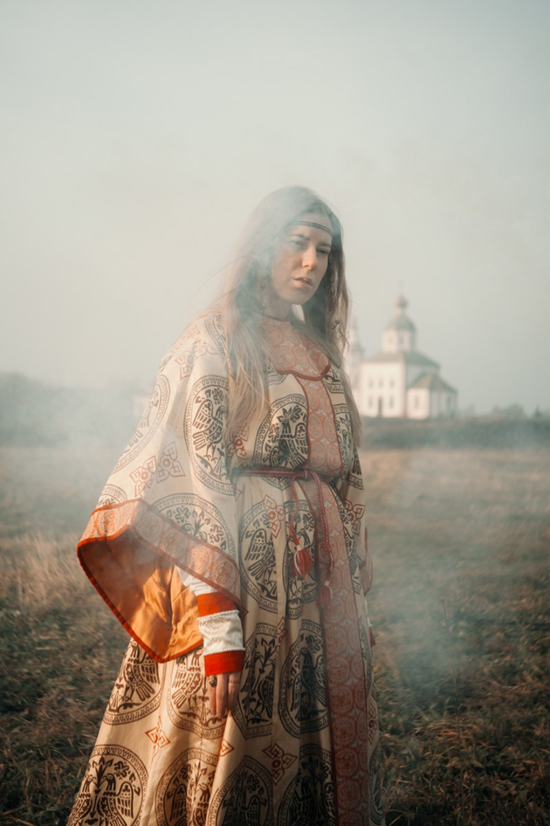 Творчество владимирского фотографа Алины Филатовой будничным не назовешь. В ее снимках перекликаются мистика, мрачная эстетика, фэшн, но есть и более спокойные съемки: исторические, самобытные. Несколько из последних ярких костюмированных работ позволили их автору попасть в топ в номинации конкурса 35AWARDS.