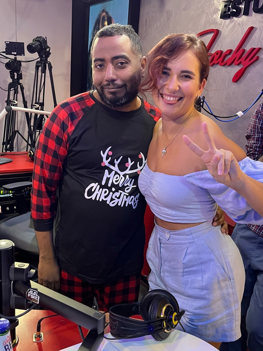 Ролик с танцем Валерии Лебедевой, снятый на концерте в Доминикане, набрал больше трех с половиной миллионов просмотров в социальных сетях. И это только за первые дни. Выступление владимирской девушки на сцене вместе с известным исполнителем бачаты принесло ей невероятную популярность. Теперь Леру как настоящую звезду приглашают на местные радиостанции и телевидение.