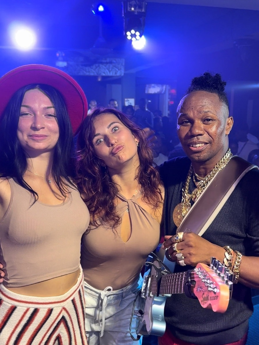 Ролик с танцем Валерии Лебедевой, снятый на концерте в Доминикане, набрал больше трех с половиной миллионов просмотров в социальных сетях. И это только за первые дни. Выступление владимирской девушки на сцене вместе с известным исполнителем бачаты принесло ей невероятную популярность. Теперь Леру как настоящую звезду приглашают на местные радиостанции и телевидение.