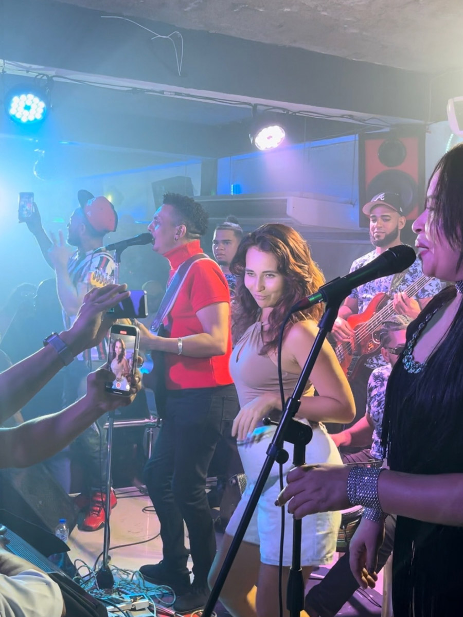 Ролик с танцем Валерии Лебедевой, снятый на концерте в Доминикане, набрал больше трех с половиной миллионов просмотров в социальных сетях. И это только за первые дни. Выступление владимирской девушки на сцене вместе с известным исполнителем бачаты принесло ей невероятную популярность. Теперь Леру как настоящую звезду приглашают на местные радиостанции и телевидение.