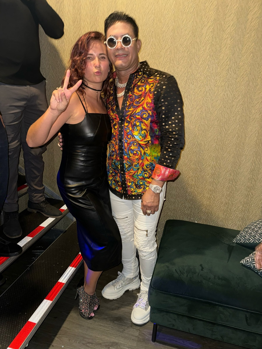 Ролик с танцем Валерии Лебедевой, снятый на концерте в Доминикане, набрал больше трех с половиной миллионов просмотров в социальных сетях. И это только за первые дни. Выступление владимирской девушки на сцене вместе с известным исполнителем бачаты принесло ей невероятную популярность. Теперь Леру как настоящую звезду приглашают на местные радиостанции и телевидение.