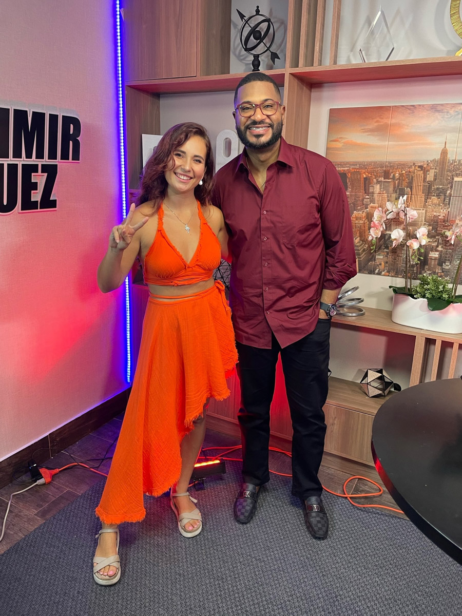 Ролик с танцем Валерии Лебедевой, снятый на концерте в Доминикане, набрал больше трех с половиной миллионов просмотров в социальных сетях. И это только за первые дни. Выступление владимирской девушки на сцене вместе с известным исполнителем бачаты принесло ей невероятную популярность. Теперь Леру как настоящую звезду приглашают на местные радиостанции и телевидение.