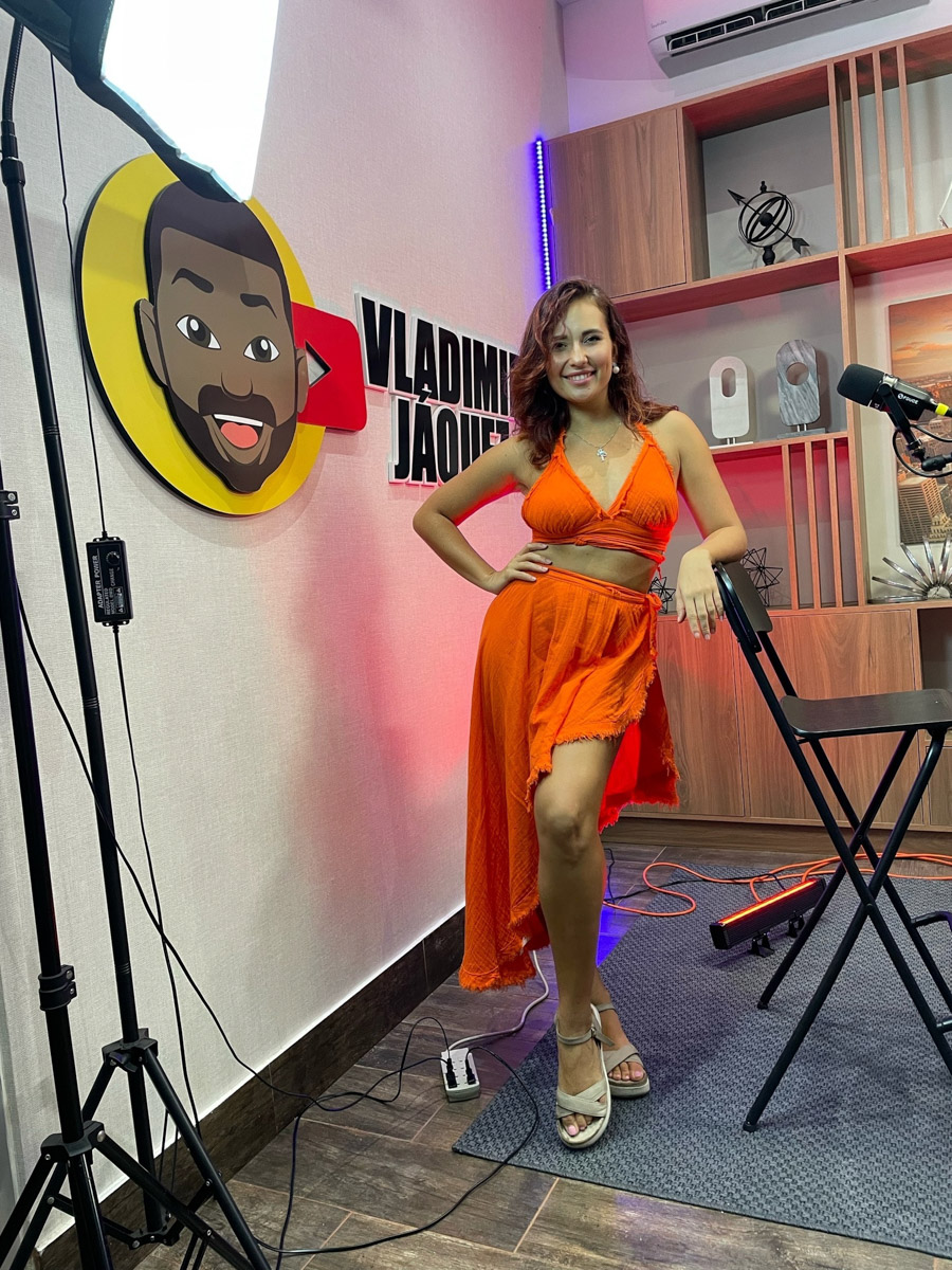 Ролик с танцем Валерии Лебедевой, снятый на концерте в Доминикане, набрал больше трех с половиной миллионов просмотров в социальных сетях. И это только за первые дни. Выступление владимирской девушки на сцене вместе с известным исполнителем бачаты принесло ей невероятную популярность. Теперь Леру как настоящую звезду приглашают на местные радиостанции и телевидение.