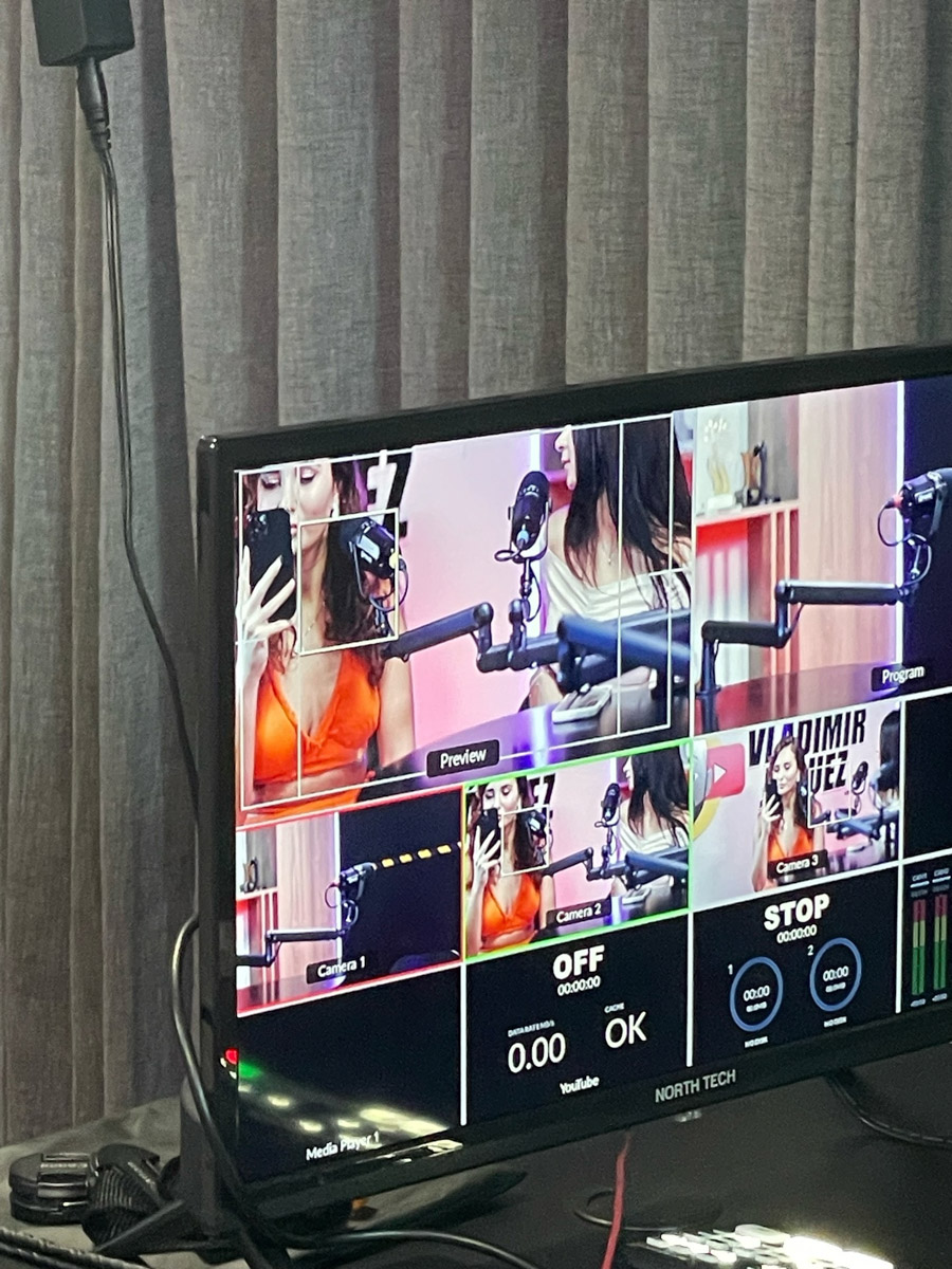 Ролик с танцем Валерии Лебедевой, снятый на концерте в Доминикане, набрал больше трех с половиной миллионов просмотров в социальных сетях. И это только за первые дни. Выступление владимирской девушки на сцене вместе с известным исполнителем бачаты принесло ей невероятную популярность. Теперь Леру как настоящую звезду приглашают на местные радиостанции и телевидение.