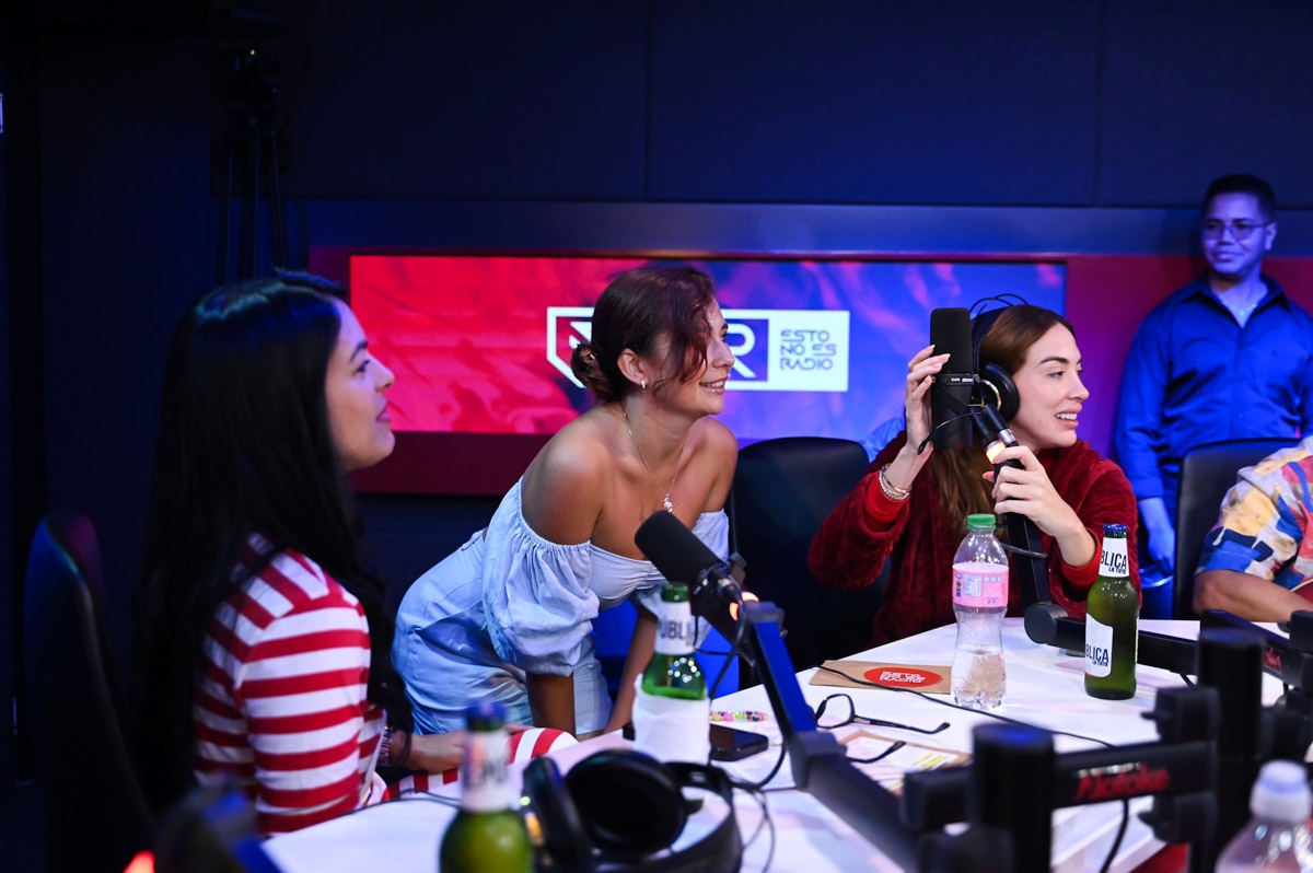 Ролик с танцем Валерии Лебедевой, снятый на концерте в Доминикане, набрал больше трех с половиной миллионов просмотров в социальных сетях. И это только за первые дни. Выступление владимирской девушки на сцене вместе с известным исполнителем бачаты принесло ей невероятную популярность. Теперь Леру как настоящую звезду приглашают на местные радиостанции и телевидение.