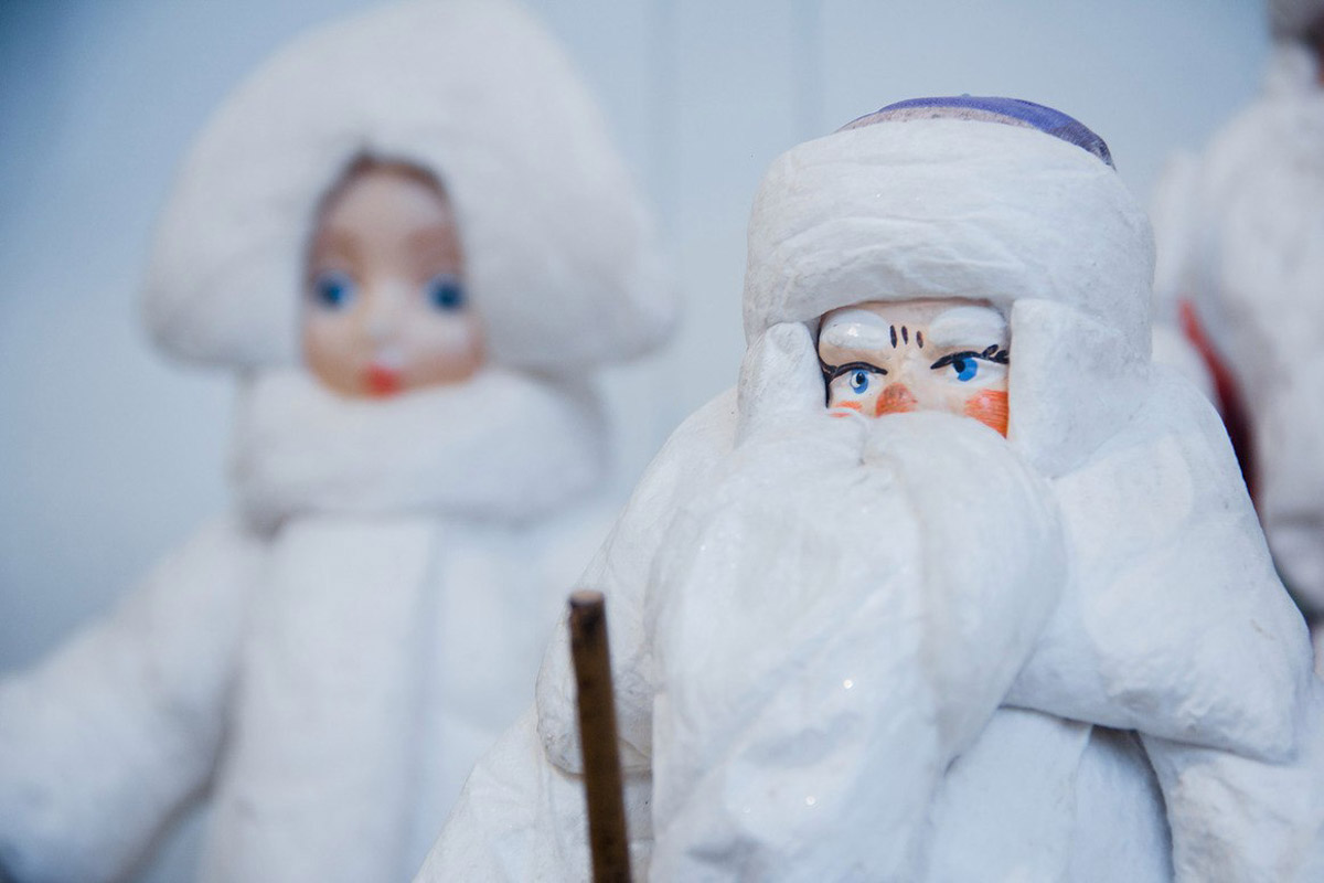 Коллекционер из Коврова Сергей Манушин собрал три сотни Дедов Морозов, выпущенных в разные годы в Советском Союзе. Под добрых волшебников он определил целую комнату в своей квартире и периодически выставляет их напоказ. До конца января присоединиться к сказке можно будет в Гороховецком историко-культурном музее.