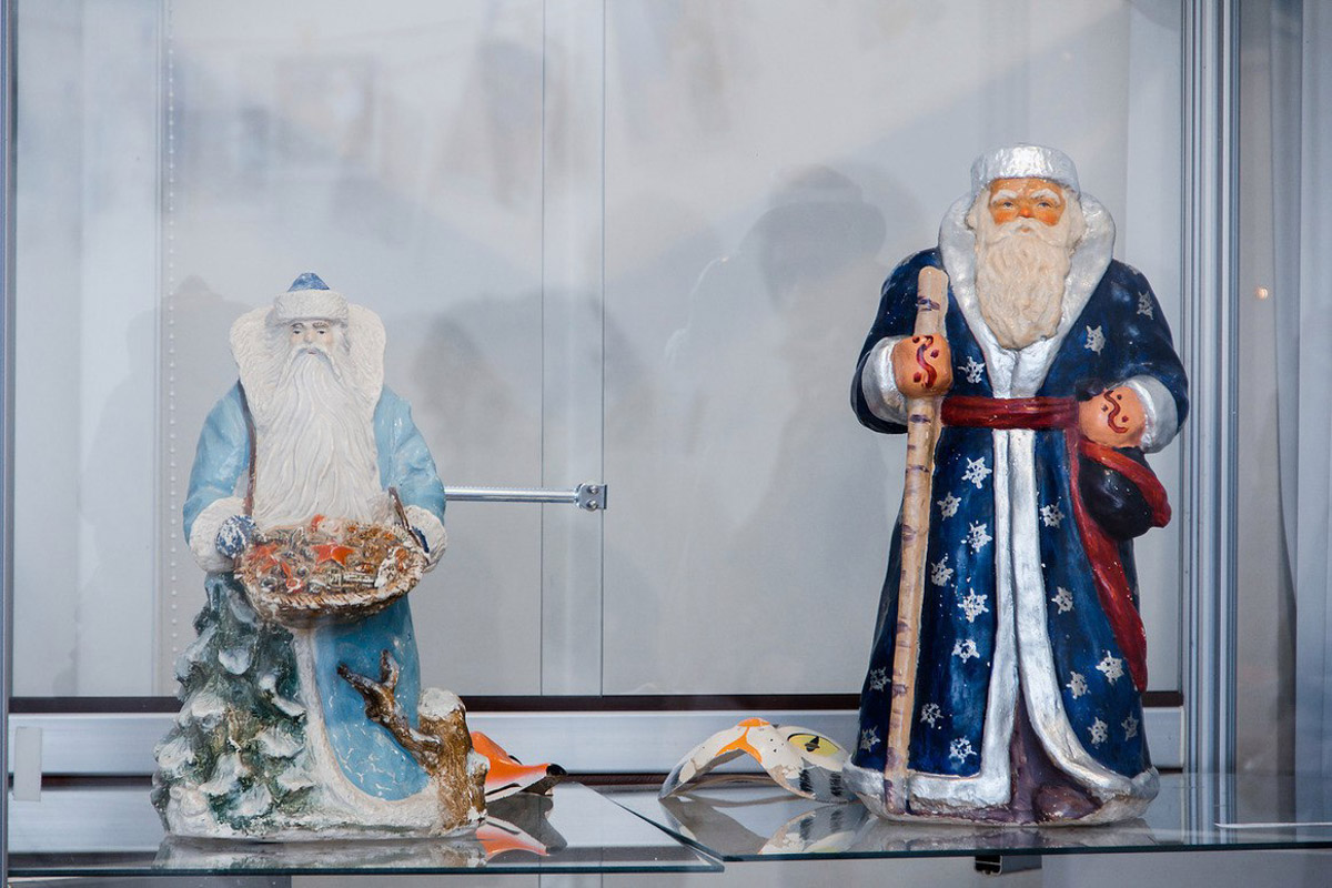 Коллекционер из Коврова Сергей Манушин собрал три сотни Дедов Морозов, выпущенных в разные годы в Советском Союзе. Под добрых волшебников он определил целую комнату в своей квартире и периодически выставляет их напоказ. До конца января присоединиться к сказке можно будет в Гороховецком историко-культурном музее.