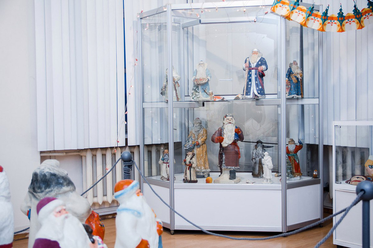 Коллекционер из Коврова Сергей Манушин собрал три сотни Дедов Морозов, выпущенных в разные годы в Советском Союзе. Под добрых волшебников он определил целую комнату в своей квартире и периодически выставляет их напоказ. До конца января присоединиться к сказке можно будет в Гороховецком историко-культурном музее.