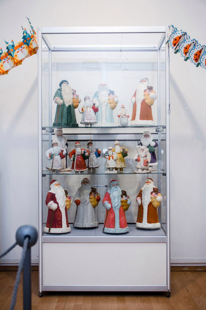 Коллекционер из Коврова Сергей Манушин собрал три сотни Дедов Морозов, выпущенных в разные годы в Советском Союзе. Под добрых волшебников он определил целую комнату в своей квартире и периодически выставляет их напоказ. До конца января присоединиться к сказке можно будет в Гороховецком историко-культурном музее.