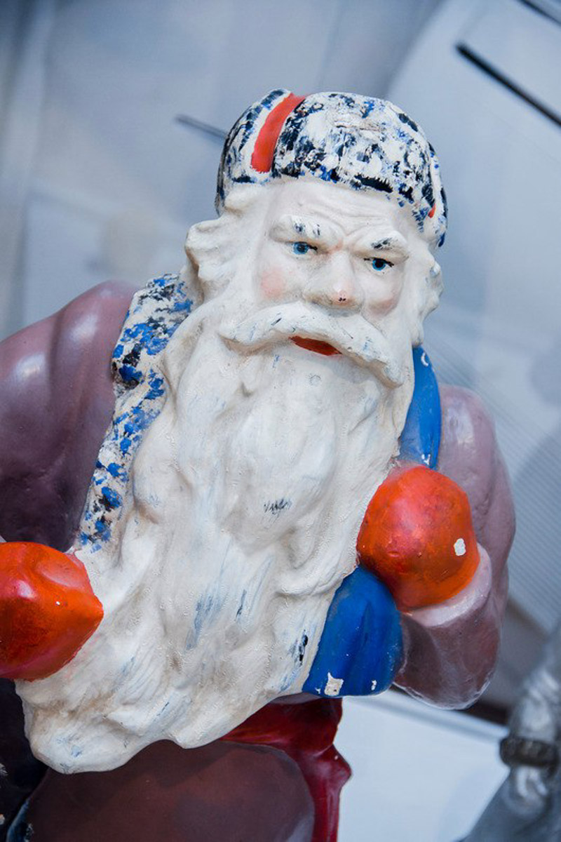 Коллекционер из Коврова Сергей Манушин собрал три сотни Дедов Морозов, выпущенных в разные годы в Советском Союзе. Под добрых волшебников он определил целую комнату в своей квартире и периодически выставляет их напоказ. До конца января присоединиться к сказке можно будет в Гороховецком историко-культурном музее.