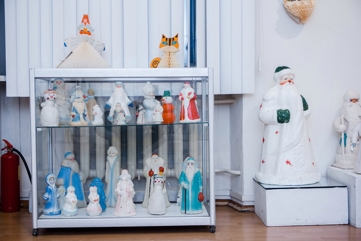 Коллекционер из Коврова Сергей Манушин собрал три сотни Дедов Морозов, выпущенных в разные годы в Советском Союзе. Под добрых волшебников он определил целую комнату в своей квартире и периодически выставляет их напоказ. До конца января присоединиться к сказке можно будет в Гороховецком историко-культурном музее.