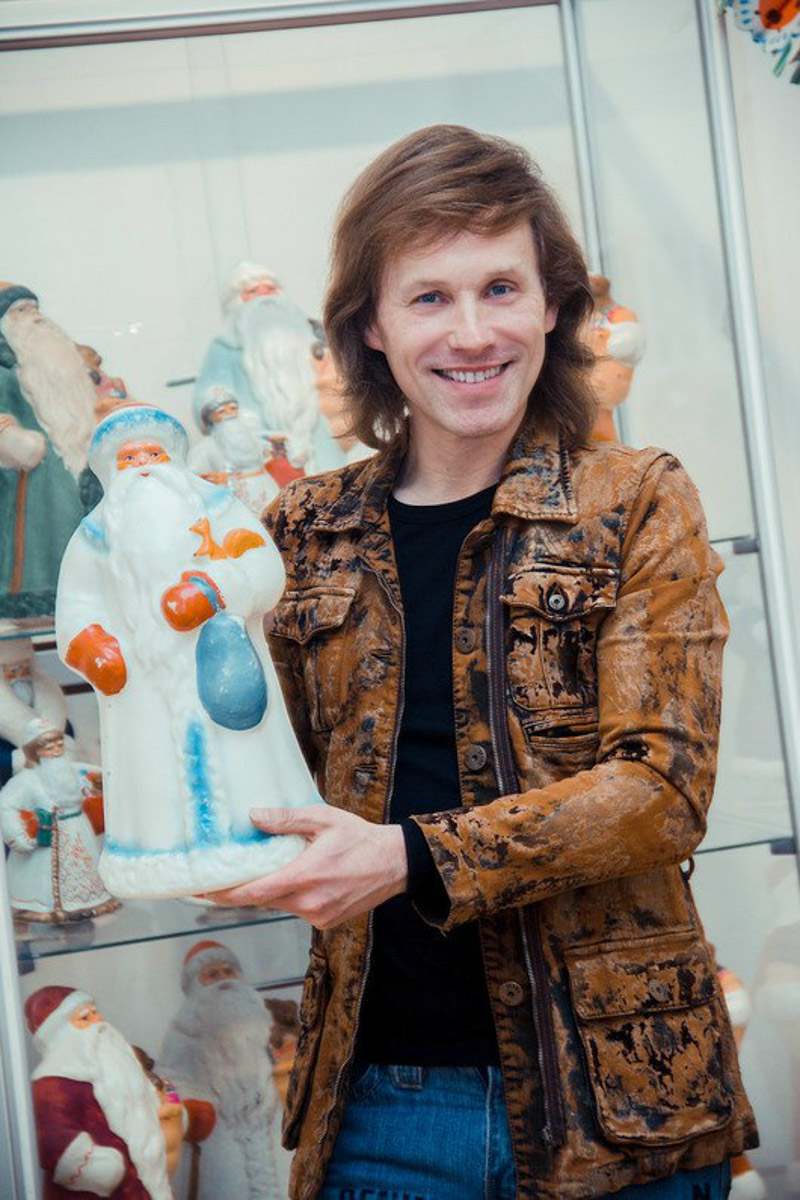 Коллекционер из Коврова Сергей Манушин собрал три сотни Дедов Морозов, выпущенных в разные годы в Советском Союзе. Под добрых волшебников он определил целую комнату в своей квартире и периодически выставляет их напоказ. До конца января присоединиться к сказке можно будет в Гороховецком историко-культурном музее.