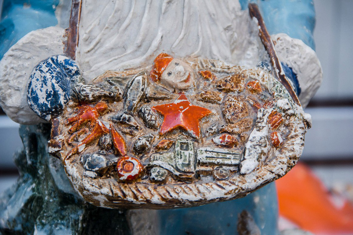 Коллекционер из Коврова Сергей Манушин собрал три сотни Дедов Морозов, выпущенных в разные годы в Советском Союзе. Под добрых волшебников он определил целую комнату в своей квартире и периодически выставляет их напоказ. До конца января присоединиться к сказке можно будет в Гороховецком историко-культурном музее.