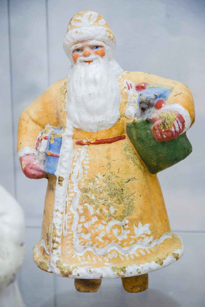 Коллекционер из Коврова Сергей Манушин собрал три сотни Дедов Морозов, выпущенных в разные годы в Советском Союзе. Под добрых волшебников он определил целую комнату в своей квартире и периодически выставляет их напоказ. До конца января присоединиться к сказке можно будет в Гороховецком историко-культурном музее.