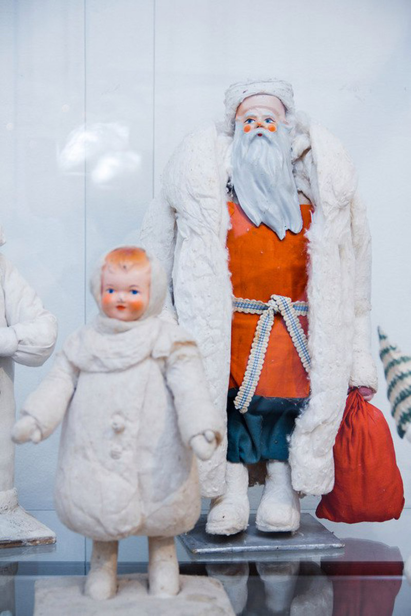 Коллекционер из Коврова Сергей Манушин собрал три сотни Дедов Морозов, выпущенных в разные годы в Советском Союзе. Под добрых волшебников он определил целую комнату в своей квартире и периодически выставляет их напоказ. До конца января присоединиться к сказке можно будет в Гороховецком историко-культурном музее.