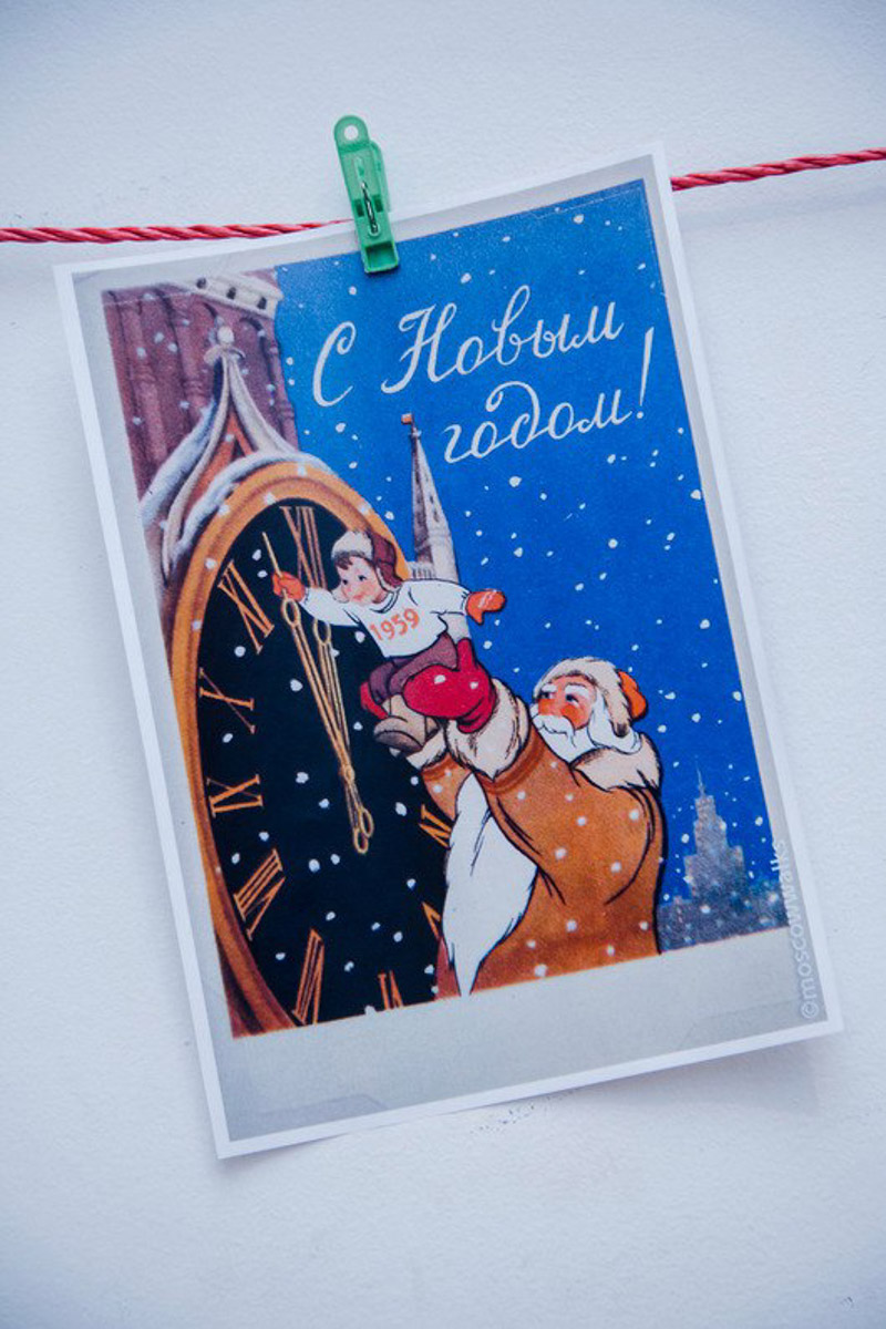 Коллекционер из Коврова Сергей Манушин собрал три сотни Дедов Морозов, выпущенных в разные годы в Советском Союзе. Под добрых волшебников он определил целую комнату в своей квартире и периодически выставляет их напоказ. До конца января присоединиться к сказке можно будет в Гороховецком историко-культурном музее.