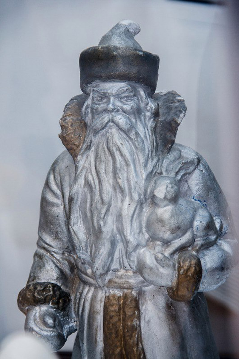 Коллекционер из Коврова Сергей Манушин собрал три сотни Дедов Морозов, выпущенных в разные годы в Советском Союзе. Под добрых волшебников он определил целую комнату в своей квартире и периодически выставляет их напоказ. До конца января присоединиться к сказке можно будет в Гороховецком историко-культурном музее.