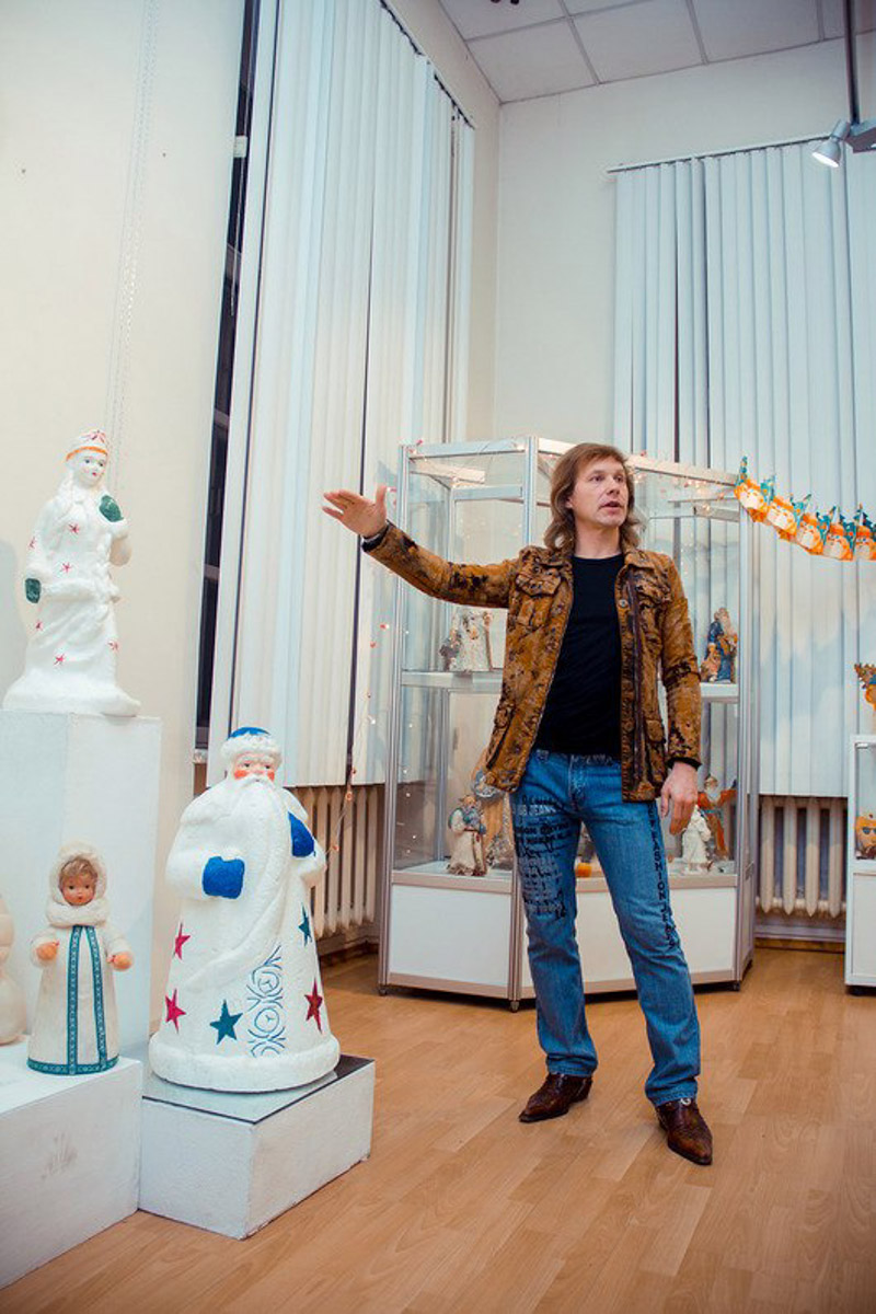 Коллекционер из Коврова Сергей Манушин собрал три сотни Дедов Морозов, выпущенных в разные годы в Советском Союзе. Под добрых волшебников он определил целую комнату в своей квартире и периодически выставляет их напоказ. До конца января присоединиться к сказке можно будет в Гороховецком историко-культурном музее.