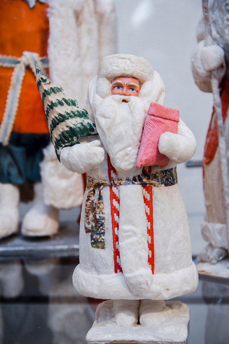 Коллекционер из Коврова Сергей Манушин собрал три сотни Дедов Морозов, выпущенных в разные годы в Советском Союзе. Под добрых волшебников он определил целую комнату в своей квартире и периодически выставляет их напоказ. До конца января присоединиться к сказке можно будет в Гороховецком историко-культурном музее.