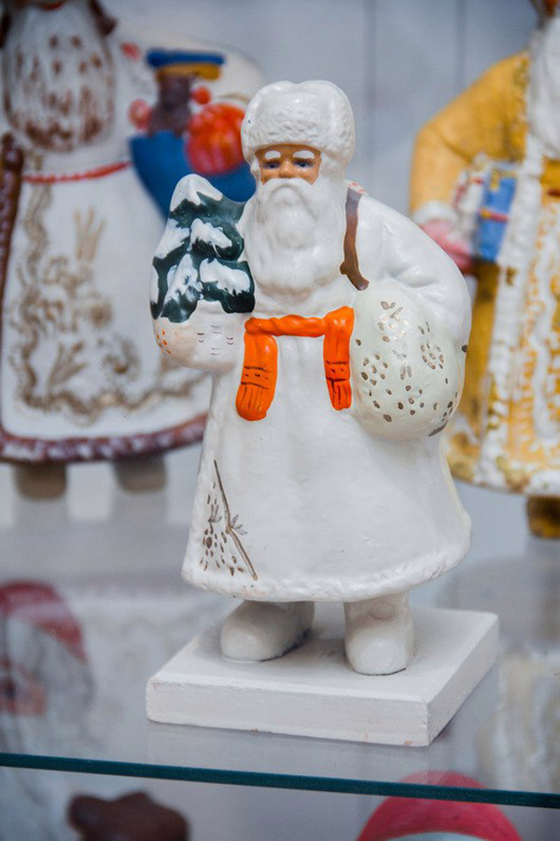 Коллекционер из Коврова Сергей Манушин собрал три сотни Дедов Морозов, выпущенных в разные годы в Советском Союзе. Под добрых волшебников он определил целую комнату в своей квартире и периодически выставляет их напоказ. До конца января присоединиться к сказке можно будет в Гороховецком историко-культурном музее.