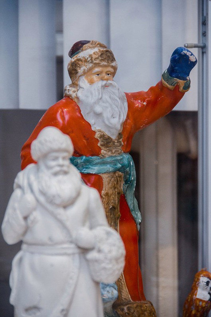 Коллекционер из Коврова Сергей Манушин собрал три сотни Дедов Морозов, выпущенных в разные годы в Советском Союзе. Под добрых волшебников он определил целую комнату в своей квартире и периодически выставляет их напоказ. До конца января присоединиться к сказке можно будет в Гороховецком историко-культурном музее.