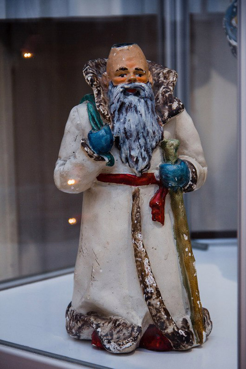 Коллекционер из Коврова Сергей Манушин собрал три сотни Дедов Морозов, выпущенных в разные годы в Советском Союзе. Под добрых волшебников он определил целую комнату в своей квартире и периодически выставляет их напоказ. До конца января присоединиться к сказке можно будет в Гороховецком историко-культурном музее.