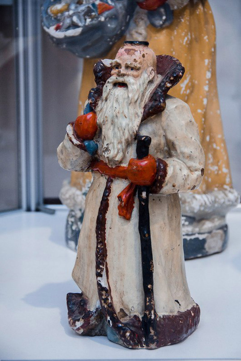 Коллекционер из Коврова Сергей Манушин собрал три сотни Дедов Морозов, выпущенных в разные годы в Советском Союзе. Под добрых волшебников он определил целую комнату в своей квартире и периодически выставляет их напоказ. До конца января присоединиться к сказке можно будет в Гороховецком историко-культурном музее.