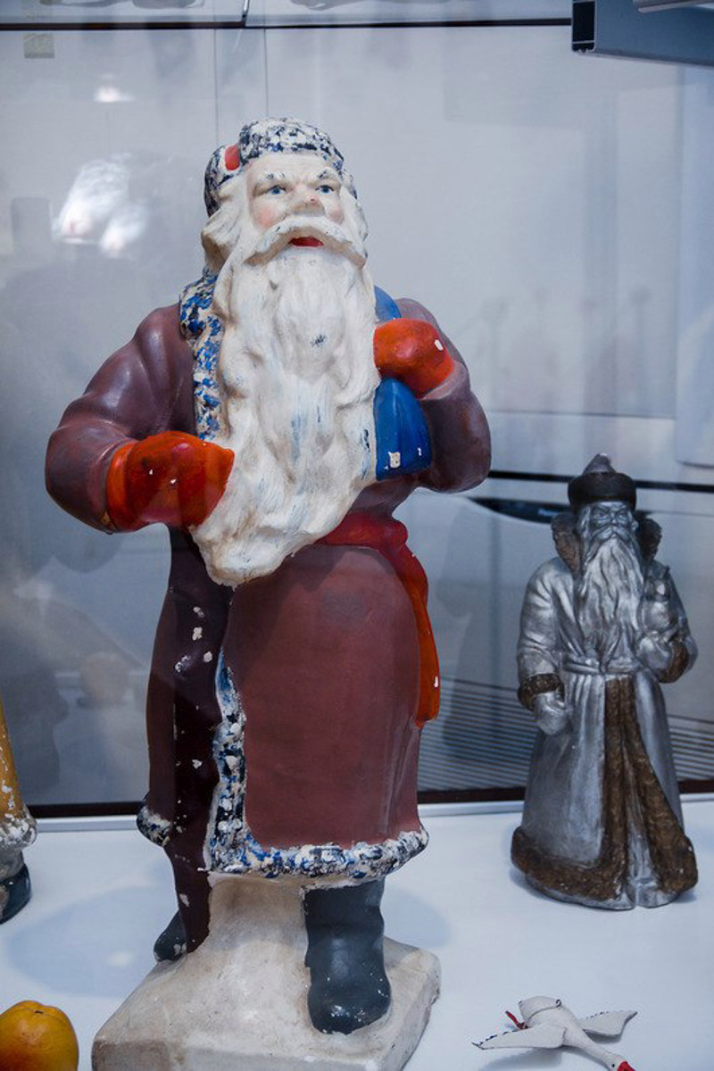 Коллекционер из Коврова Сергей Манушин собрал три сотни Дедов Морозов, выпущенных в разные годы в Советском Союзе. Под добрых волшебников он определил целую комнату в своей квартире и периодически выставляет их напоказ. До конца января присоединиться к сказке можно будет в Гороховецком историко-культурном музее.