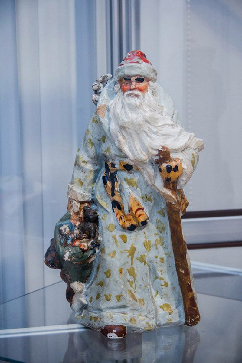 Коллекционер из Коврова Сергей Манушин собрал три сотни Дедов Морозов, выпущенных в разные годы в Советском Союзе. Под добрых волшебников он определил целую комнату в своей квартире и периодически выставляет их напоказ. До конца января присоединиться к сказке можно будет в Гороховецком историко-культурном музее.