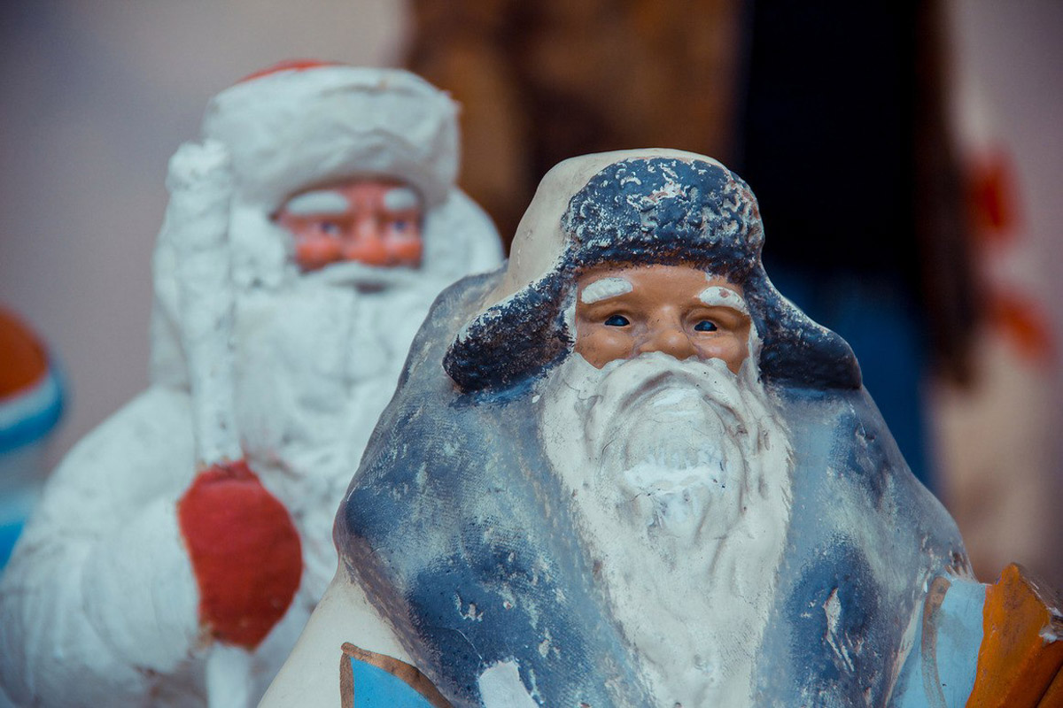 Коллекционер из Коврова Сергей Манушин собрал три сотни Дедов Морозов, выпущенных в разные годы в Советском Союзе. Под добрых волшебников он определил целую комнату в своей квартире и периодически выставляет их напоказ. До конца января присоединиться к сказке можно будет в Гороховецком историко-культурном музее.