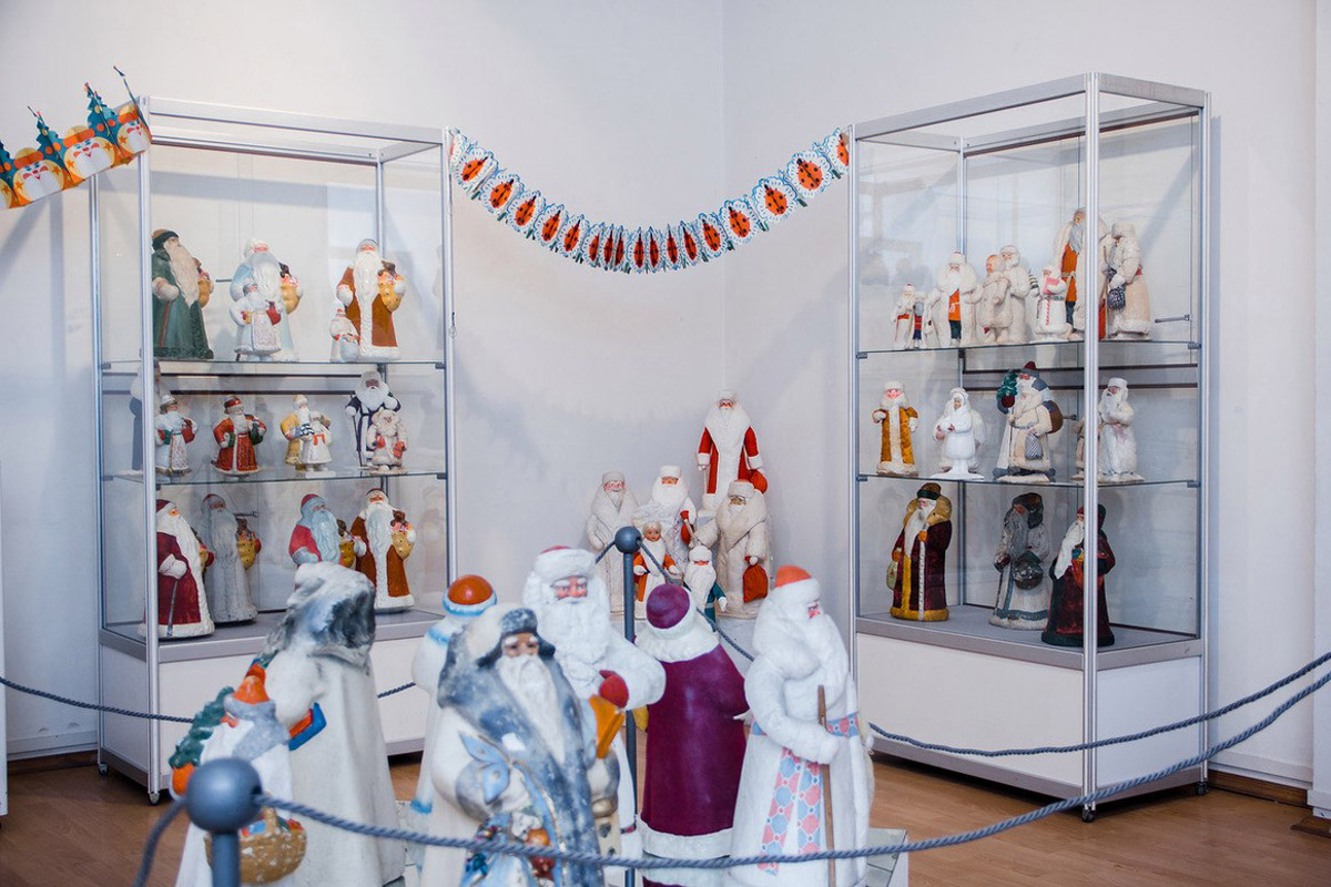 Коллекционер из Коврова Сергей Манушин собрал три сотни Дедов Морозов, выпущенных в разные годы в Советском Союзе. Под добрых волшебников он определил целую комнату в своей квартире и периодически выставляет их напоказ. До конца января присоединиться к сказке можно будет в Гороховецком историко-культурном музее.