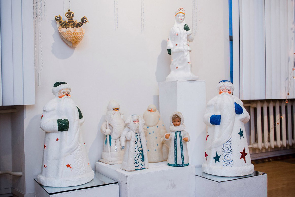 Коллекционер из Коврова Сергей Манушин собрал три сотни Дедов Морозов, выпущенных в разные годы в Советском Союзе. Под добрых волшебников он определил целую комнату в своей квартире и периодически выставляет их напоказ. До конца января присоединиться к сказке можно будет в Гороховецком историко-культурном музее.