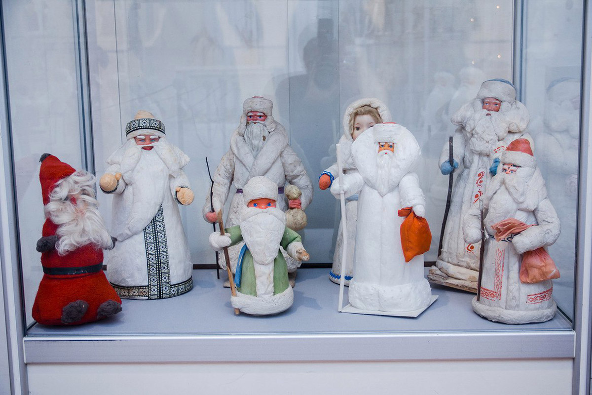 Коллекционер из Коврова Сергей Манушин собрал три сотни Дедов Морозов, выпущенных в разные годы в Советском Союзе. Под добрых волшебников он определил целую комнату в своей квартире и периодически выставляет их напоказ. До конца января присоединиться к сказке можно будет в Гороховецком историко-культурном музее.