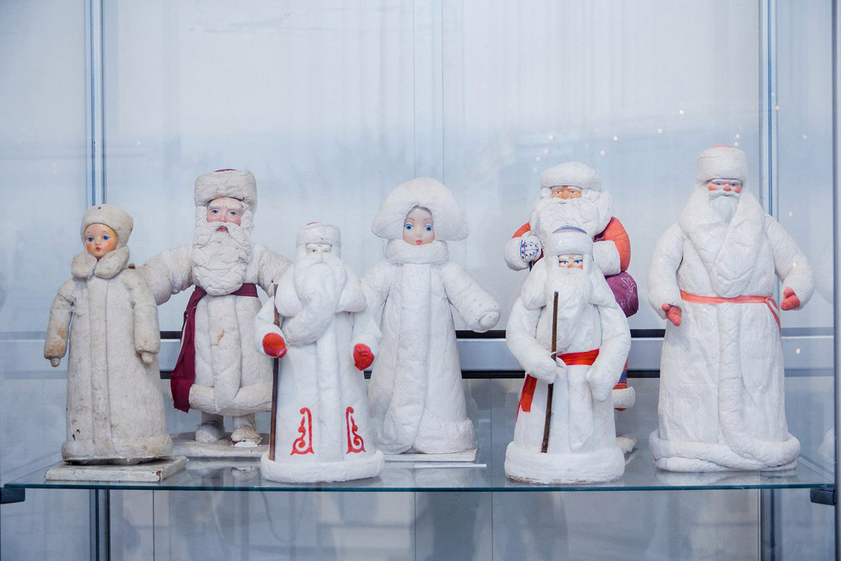 Коллекционер из Коврова Сергей Манушин собрал три сотни Дедов Морозов, выпущенных в разные годы в Советском Союзе. Под добрых волшебников он определил целую комнату в своей квартире и периодически выставляет их напоказ. До конца января присоединиться к сказке можно будет в Гороховецком историко-культурном музее.