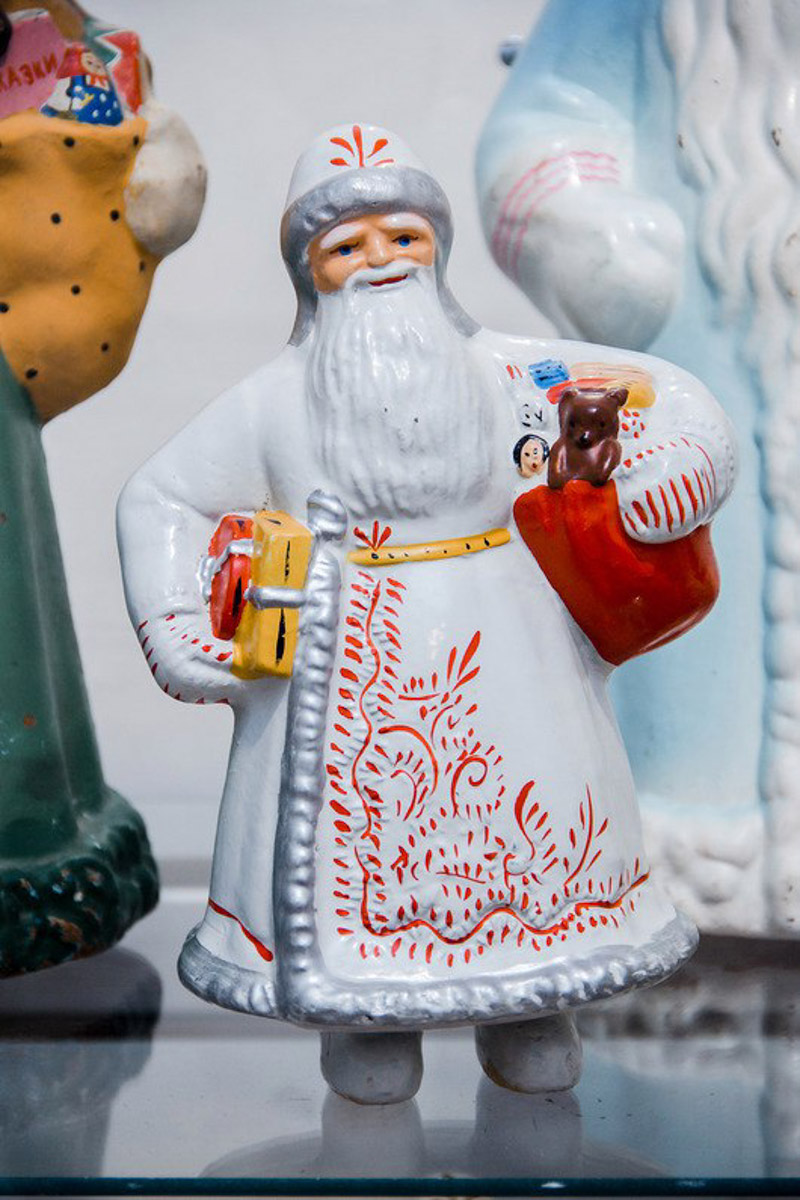 Коллекционер из Коврова Сергей Манушин собрал три сотни Дедов Морозов, выпущенных в разные годы в Советском Союзе. Под добрых волшебников он определил целую комнату в своей квартире и периодически выставляет их напоказ. До конца января присоединиться к сказке можно будет в Гороховецком историко-культурном музее.