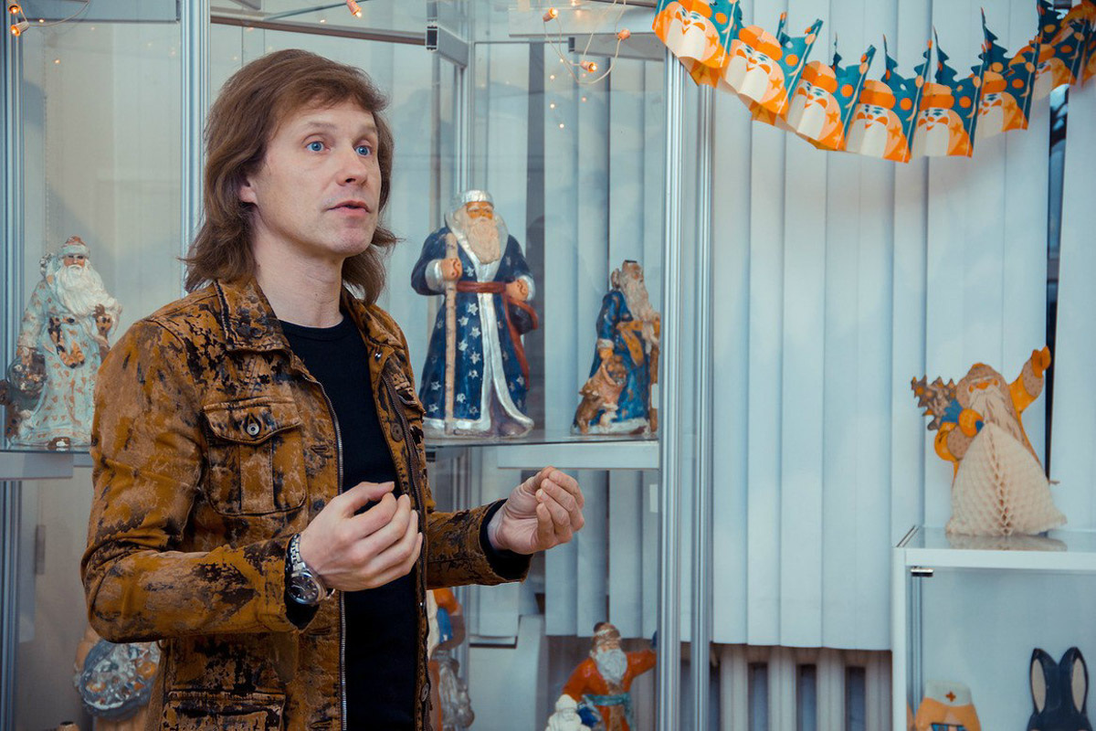 Коллекционер из Коврова Сергей Манушин собрал три сотни Дедов Морозов, выпущенных в разные годы в Советском Союзе. Под добрых волшебников он определил целую комнату в своей квартире и периодически выставляет их напоказ. До конца января присоединиться к сказке можно будет в Гороховецком историко-культурном музее.