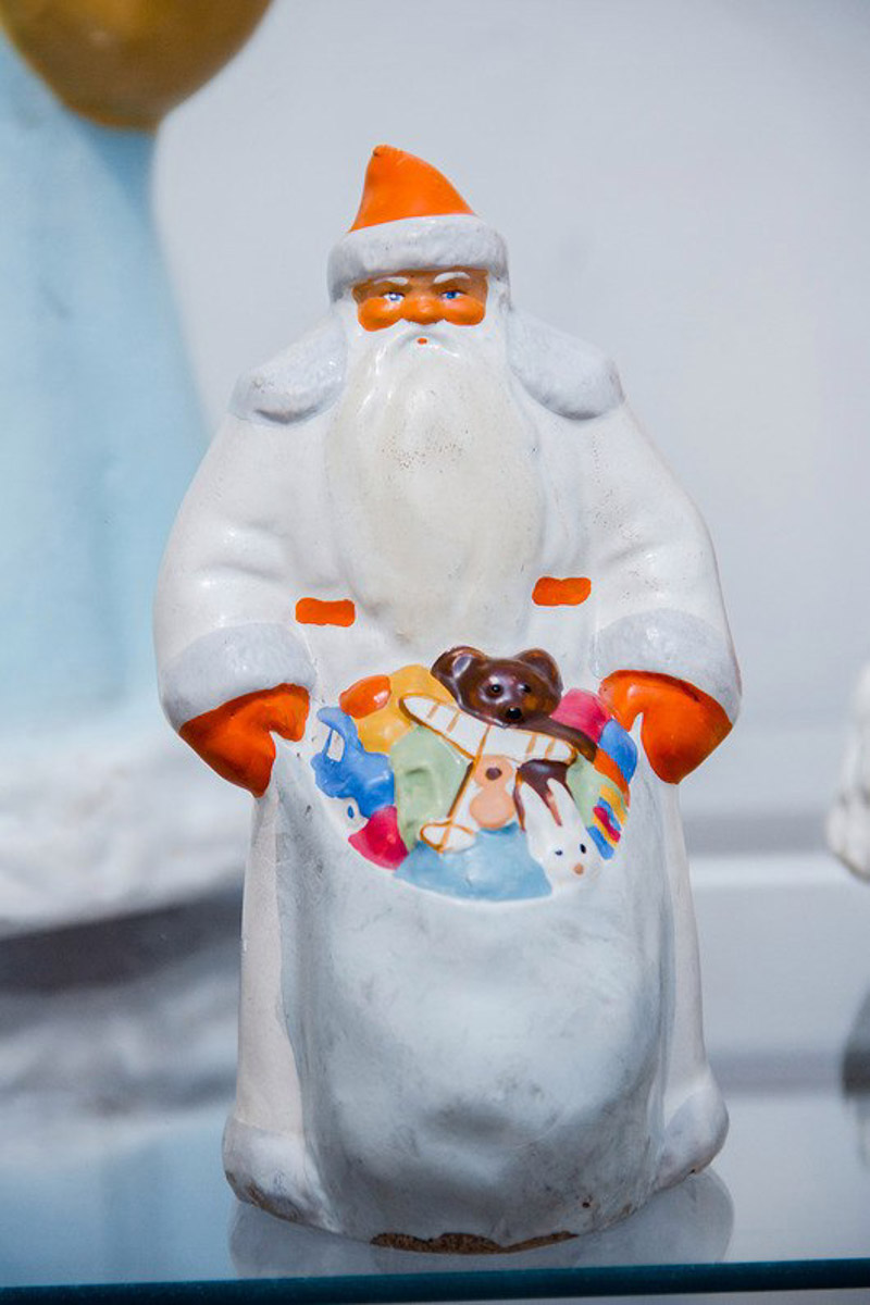 Коллекционер из Коврова Сергей Манушин собрал три сотни Дедов Морозов, выпущенных в разные годы в Советском Союзе. Под добрых волшебников он определил целую комнату в своей квартире и периодически выставляет их напоказ. До конца января присоединиться к сказке можно будет в Гороховецком историко-культурном музее.